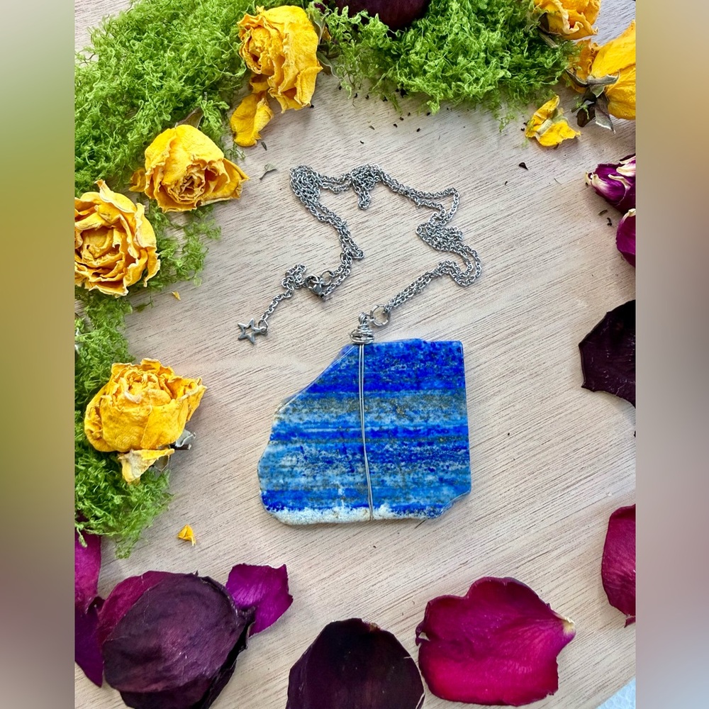 Lapis lazuli pendant necklace